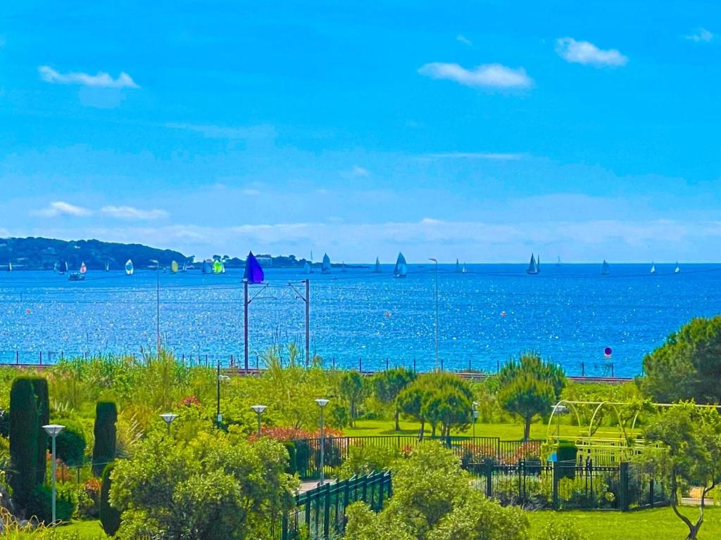1 bedroom Sea view swimming pool beach on foot parking appartement pied des pistes 8