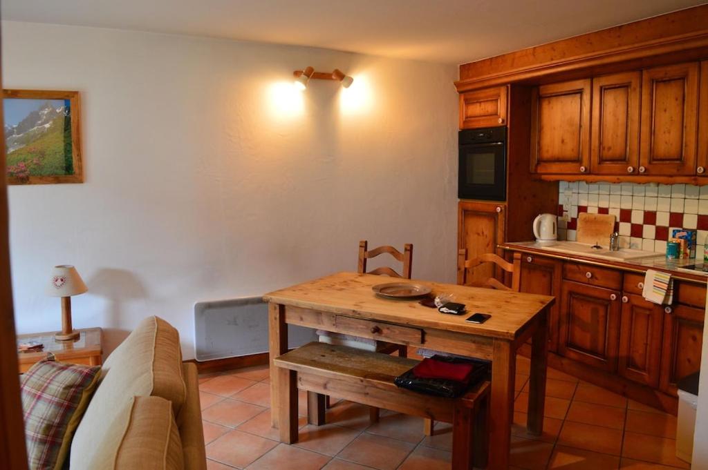 2 bedroom Apartment in Les Houches Stones throw from Prairon lift appartement pied des pistes 16