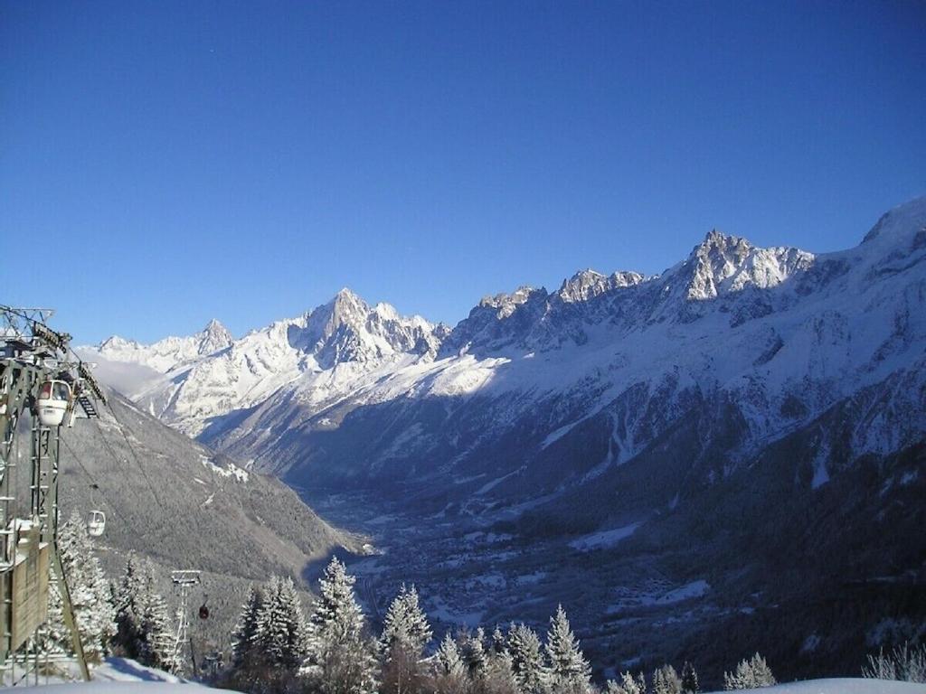 2 bedroom Apartment in Les Houches Stones throw from Prairon lift appartement pied des pistes 17
