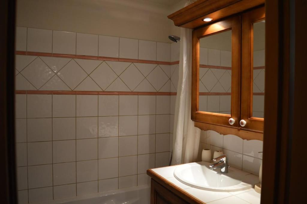 2 bedroom Apartment in Les Houches Stones throw from Prairon lift appartement pied des pistes 2