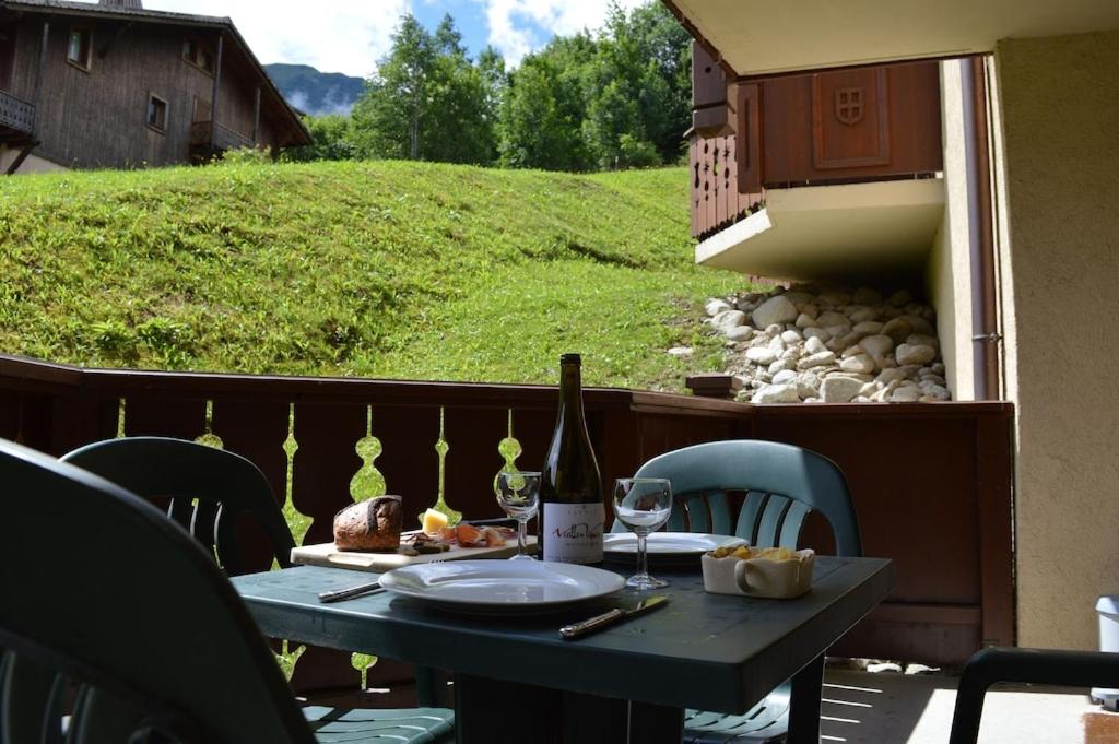 2 bedroom Apartment in Les Houches Stones throw from Prairon lift appartement pied des pistes 3