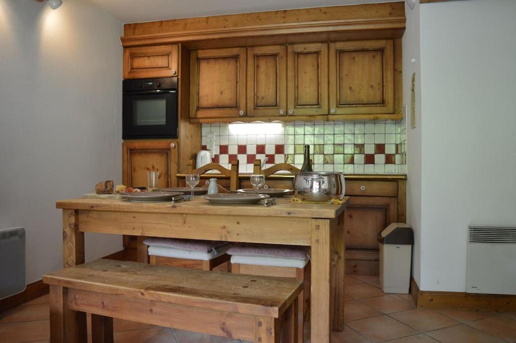 2 bedroom Apartment in Les Houches Stones throw from Prairon lift appartement pied des pistes 7