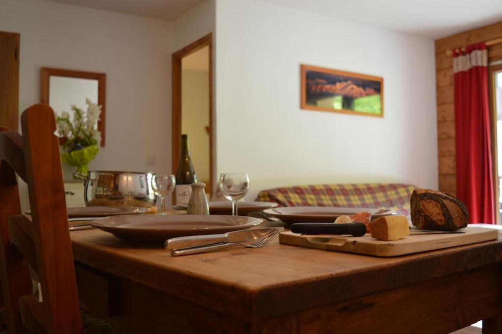 2 bedroom Apartment in Les Houches Stones throw from Prairon lift appartement pied des pistes
