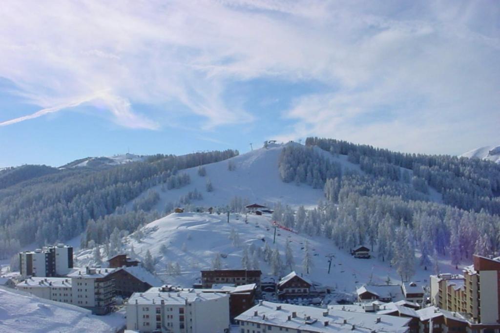 2 room apartment in the center close to the slopes gite pied des pistes 10