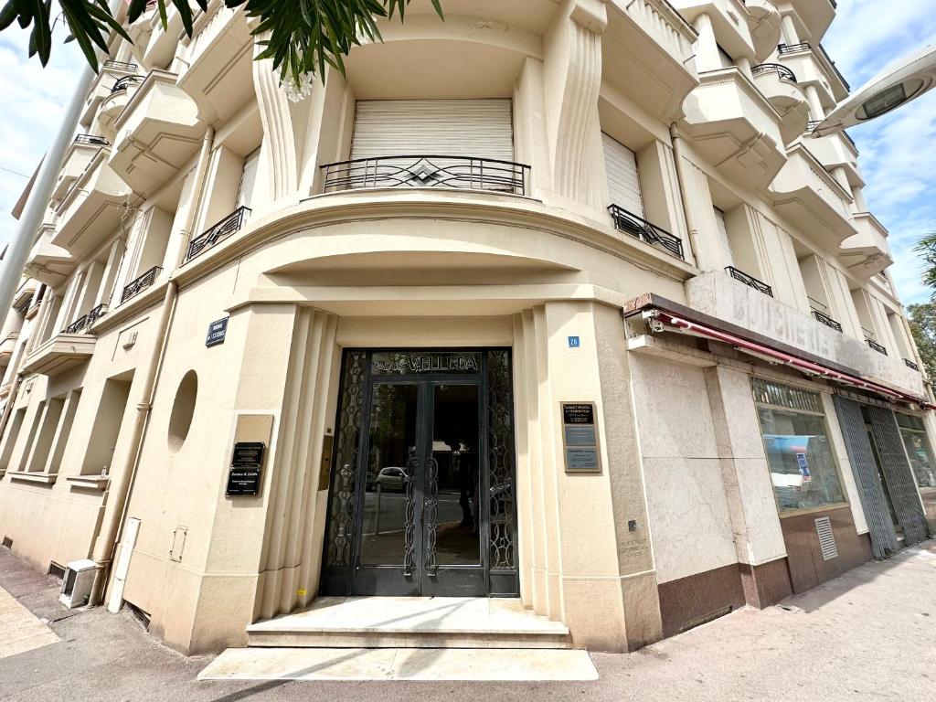 3 pieces 100m2 balcon centre juan 2 pas des plages appartement pied des pistes 13