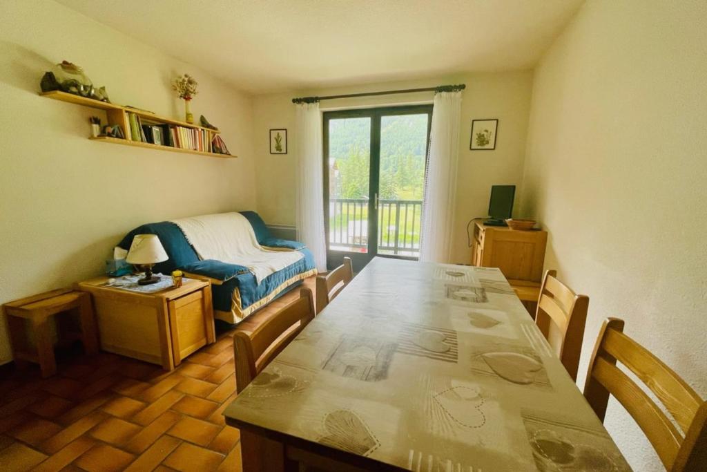 30 m next to Les Grands Bains appartement pied des pistes 1
