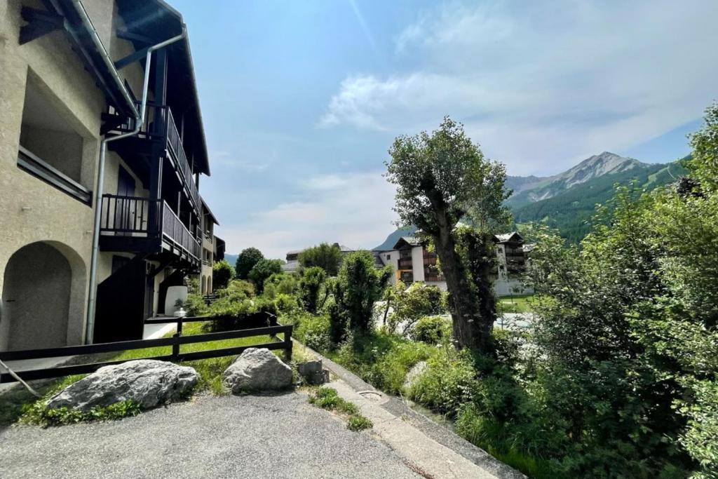 30 m next to Les Grands Bains appartement pied des pistes 12