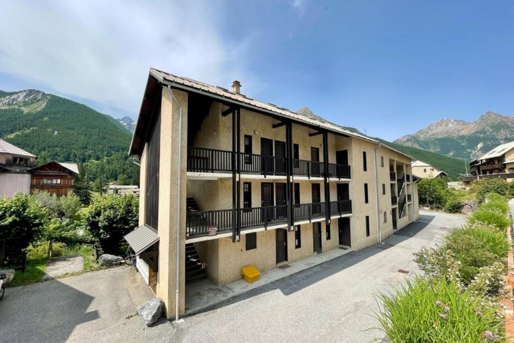 30 m next to Les Grands Bains appartement pied des pistes 7