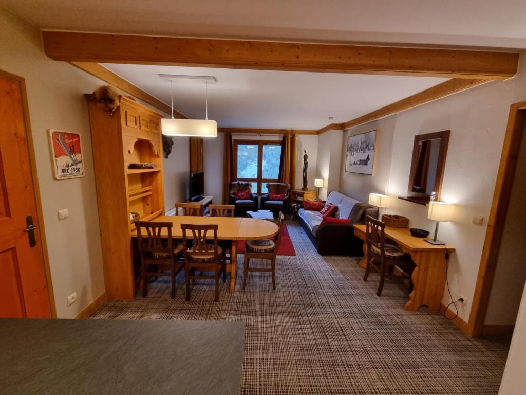 ARC 1950 5 skis au pied piscine 47pers appartement pied des pistes 19