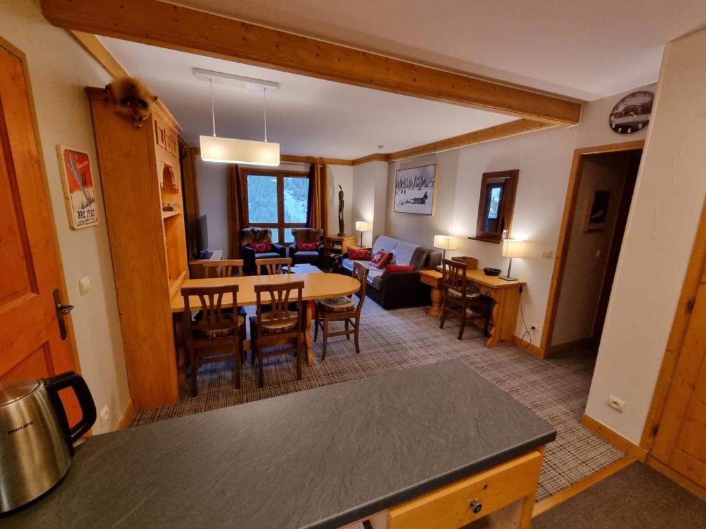 ARC 1950 5 skis au pied piscine 47pers appartement pied des pistes 8