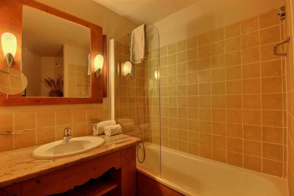ARC 1950 Appartement renove Exposition Sud Ouest Vue pistes de ski Sauna Hammam Jacuzzi Piscine appartement pied des pistes 2