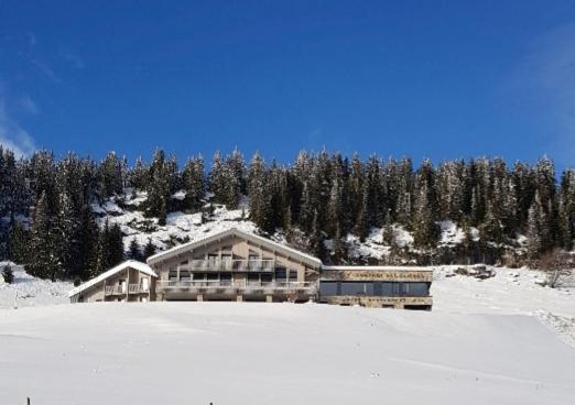 AUBERGE DES GLIERES Plateau des Glieres hotel pied des pistes 7