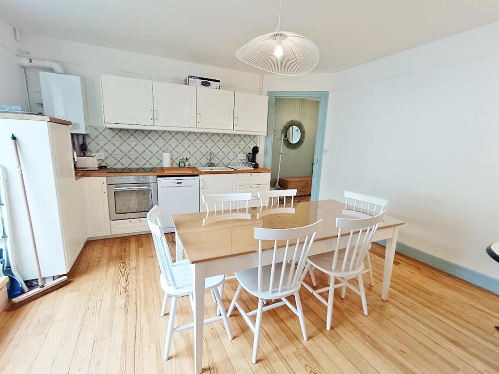 Alphonse 52 grand T4 terrasse wifi 6 personnes appartement pied des pistes 13