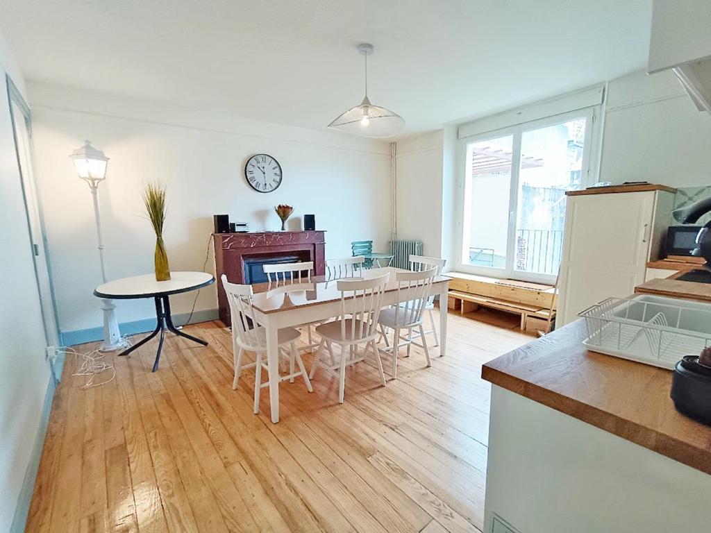 Alphonse 52 grand T4 terrasse wifi 6 personnes appartement pied des pistes 15