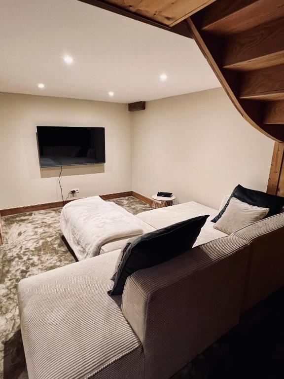 Alpine Retreat with Mont Blanc Panorama top location private parking chalet pied des pistes 4