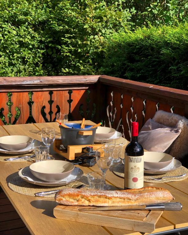 Alpine Retreat with Mont Blanc Panorama top location private parking chalet pied des pistes