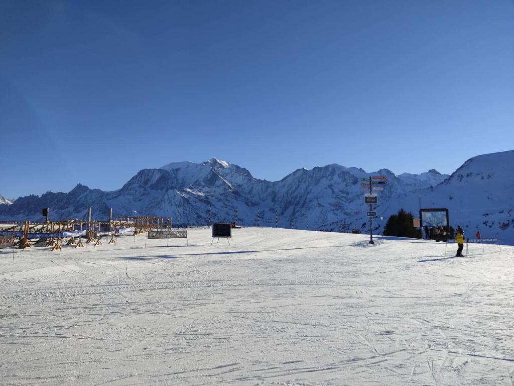 Apartment Aiguille du midi by Interhome appartement pied des pistes 18