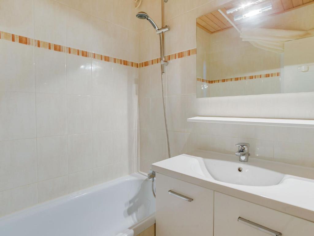 Apartment Le Curling B Val Claret 11 by Interhome appartement pied des pistes 11