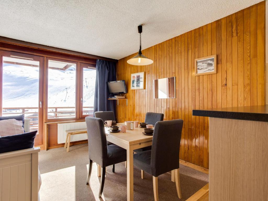 Apartment Le Curling B Val Claret 11 by Interhome appartement pied des pistes