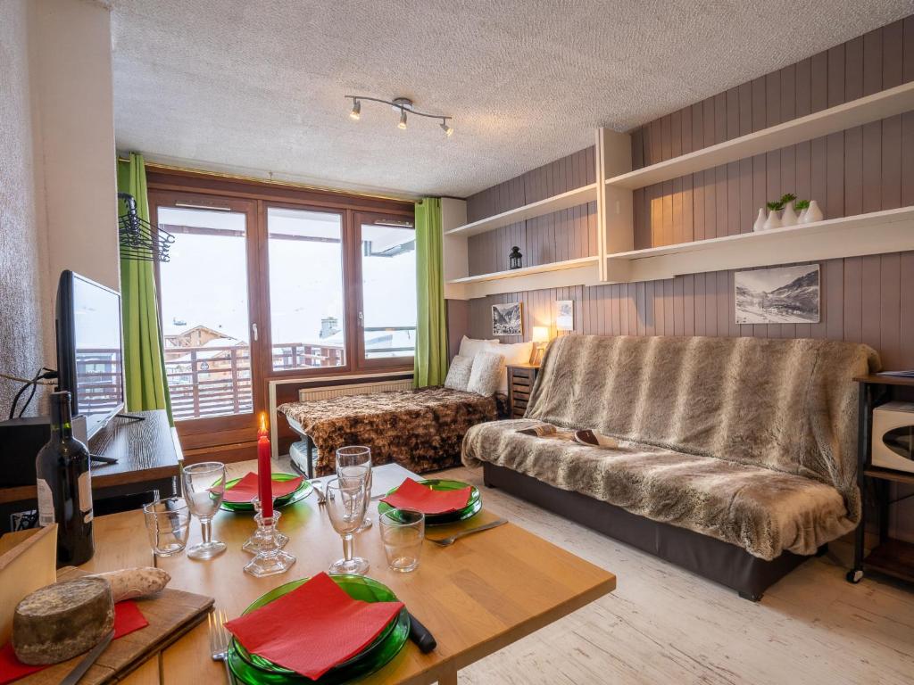 Apartment Le Curling B Val Claret 30 by Interhome appartement pied des pistes