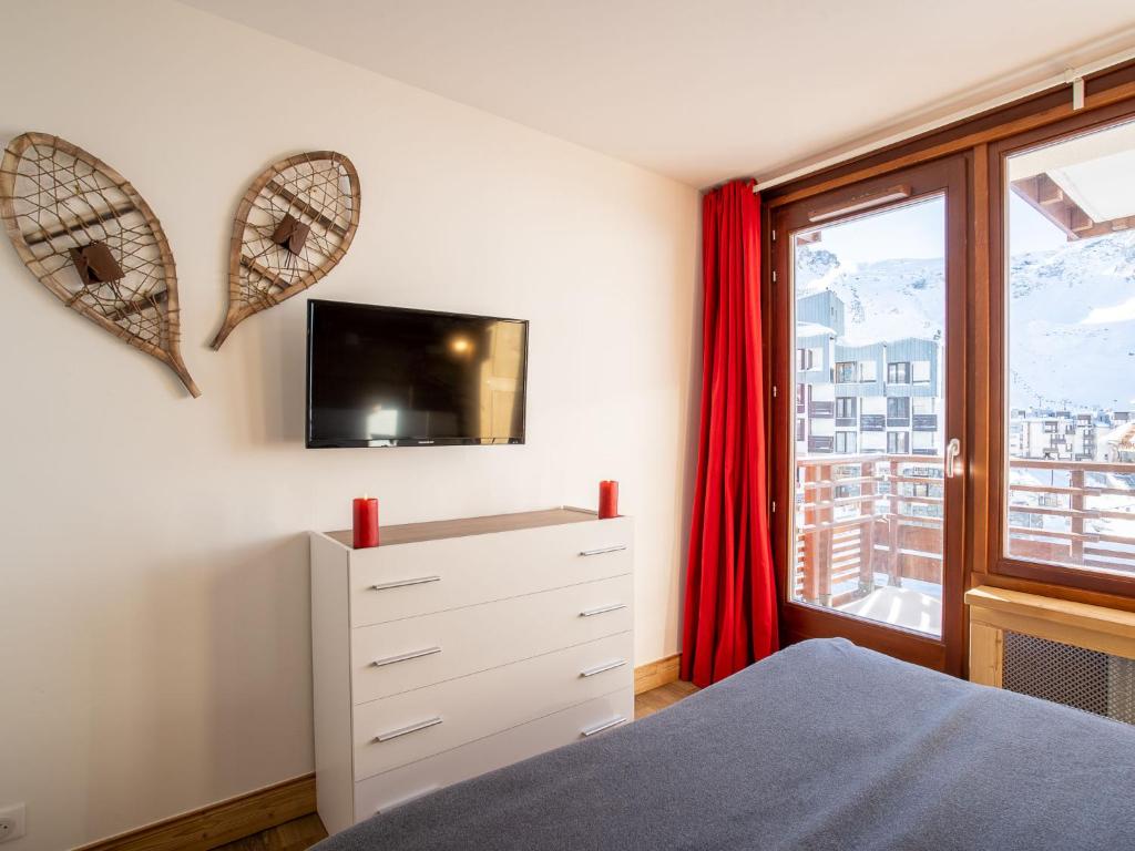 Apartment Le Curling B Val Claret 33 by Interhome appartement pied des pistes 10