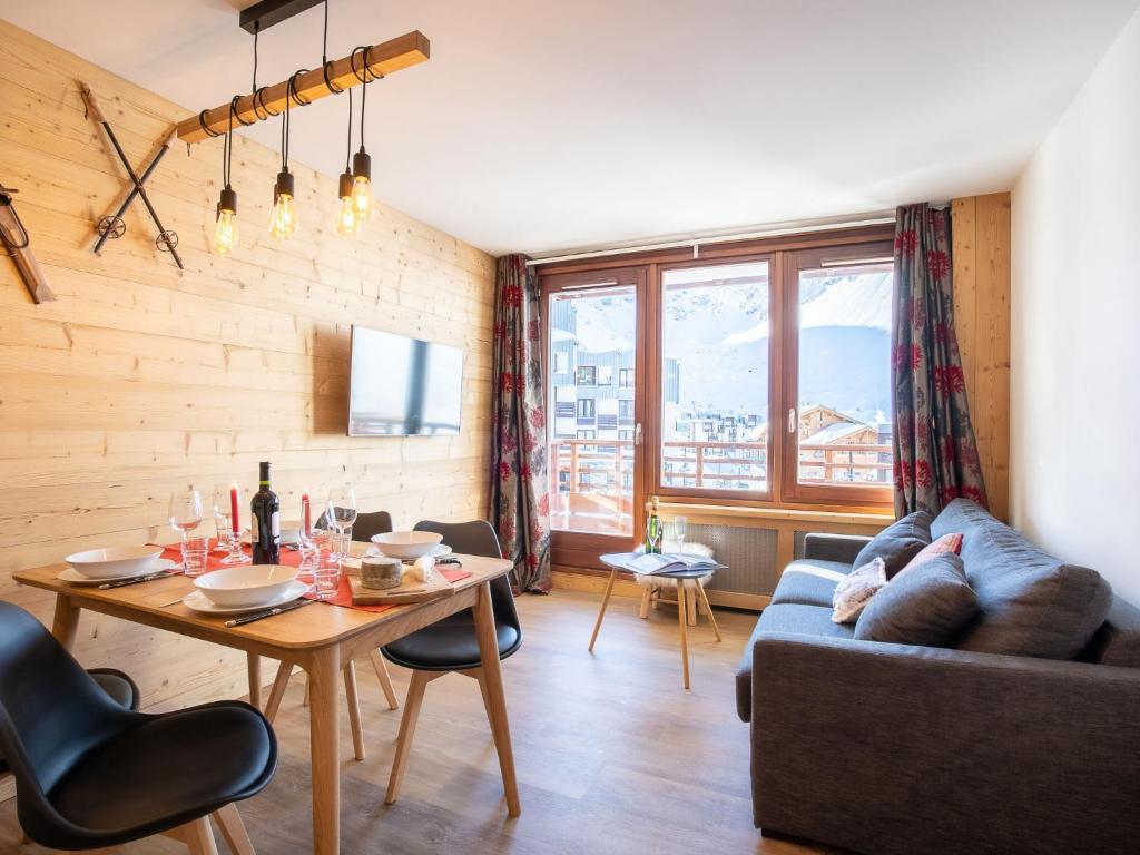 Apartment Le Curling B Val Claret 33 by Interhome appartement pied des pistes