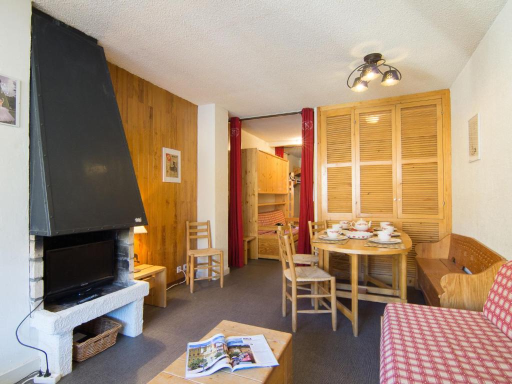 Apartment Le Curling B Val Claret 7 by Interhome appartement pied des pistes