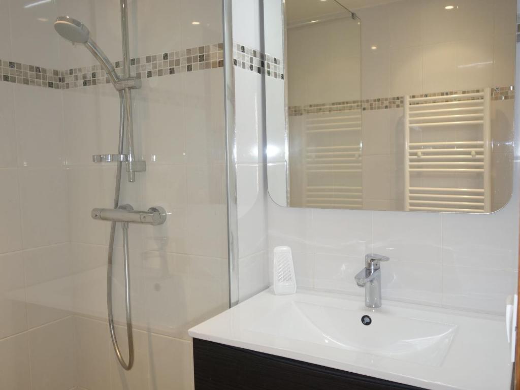 Apartment Les Grets 12 by Interhome appartement pied des pistes 13