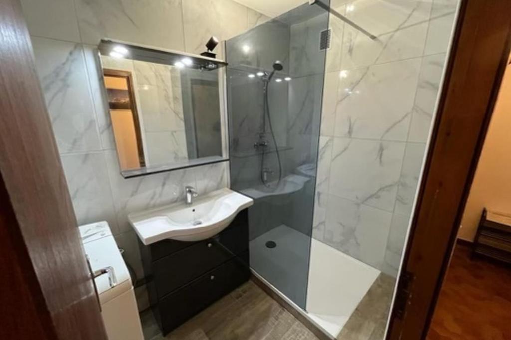 Apartment With Balcony Close To The Ski Slopes appartement pied des pistes 13