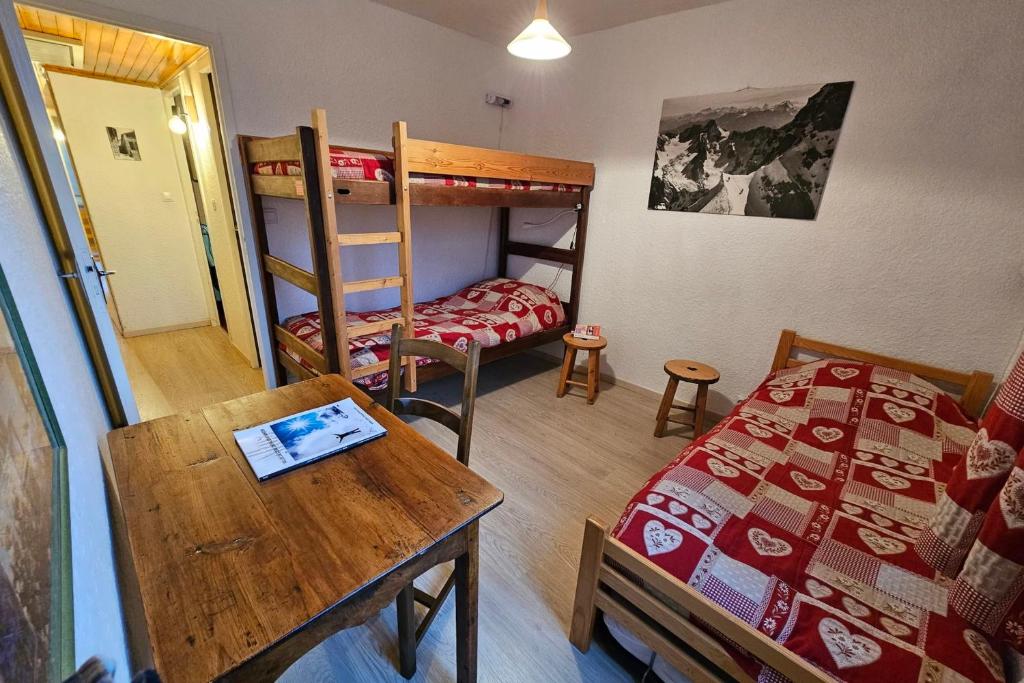 Apartment with balcony just next to ski slope appartement pied des pistes 7