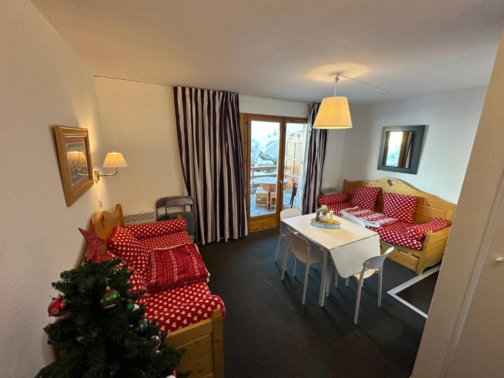 Appart Risoul 1min pistes PMR 4 6 pers appartement pied des pistes 1