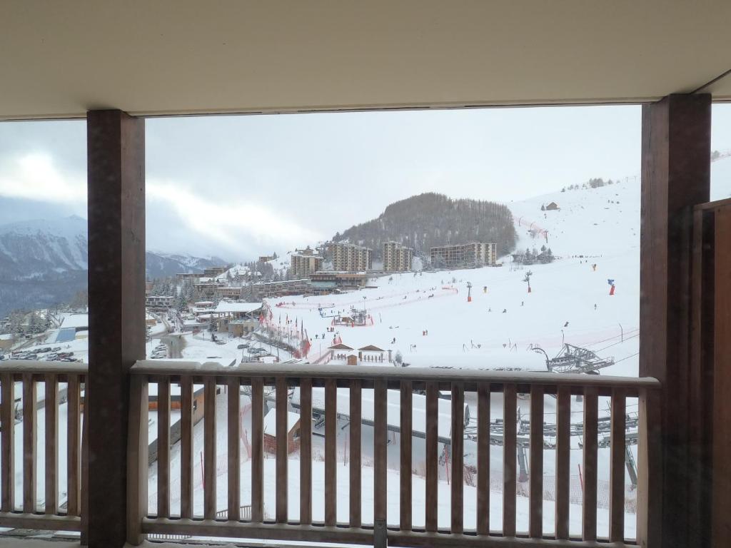 Appartement 6 personnes Deux chambres 40M2 Balcons 10M2 sur pistes Aucun vis a vis Piscine B301 appartement pied des pistes 11