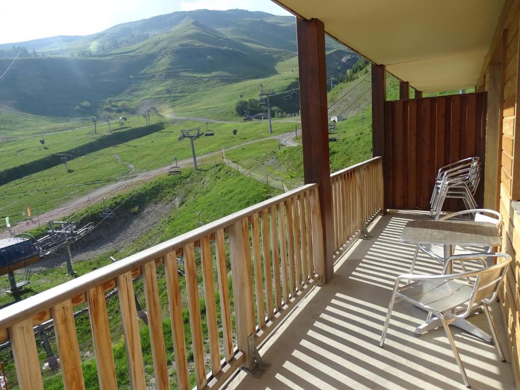 Appartement 6 personnes Deux chambres 40M2 Balcons 10M2 sur pistes Aucun vis a vis Piscine B301 appartement pied des pistes 12