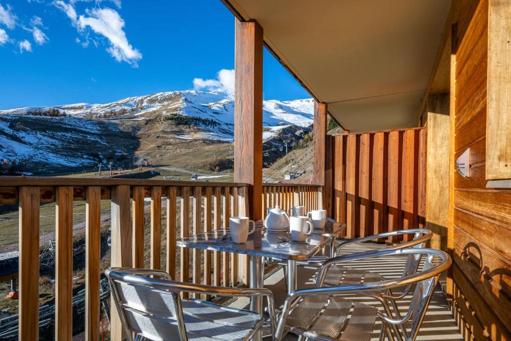 Appartement 6 personnes Deux chambres 40M2 Balcons 10M2 sur pistes Aucun vis a vis Piscine B301 appartement pied des pistes 15
