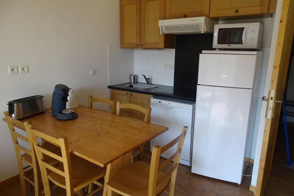 Appartement 6 personnes Deux chambres 40M2 Balcons 10M2 sur pistes Aucun vis a vis Piscine B301 appartement pied des pistes 17