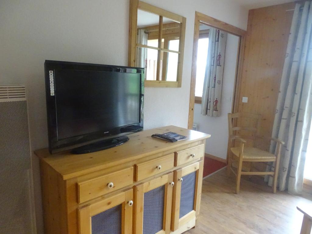 Appartement 6 personnes Deux chambres 40M2 Balcons 10M2 sur pistes Aucun vis a vis Piscine B301 appartement pied des pistes 18