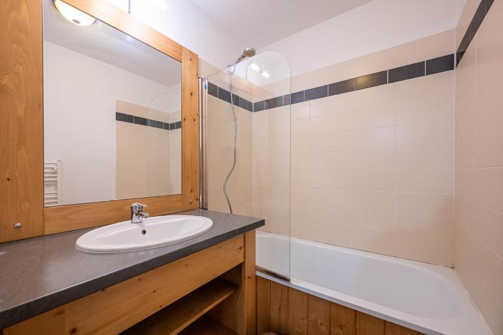 Appartement 6 personnes Deux chambres 40M2 Balcons 10M2 sur pistes Aucun vis a vis Piscine B301 appartement pied des pistes 2