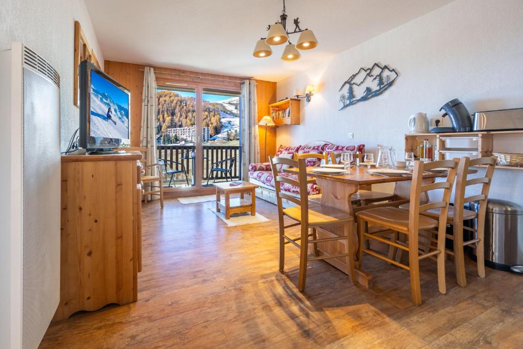 Appartement 6 personnes Deux chambres 40M2 Balcons 10M2 sur pistes Aucun vis a vis Piscine B301 appartement pied des pistes 4