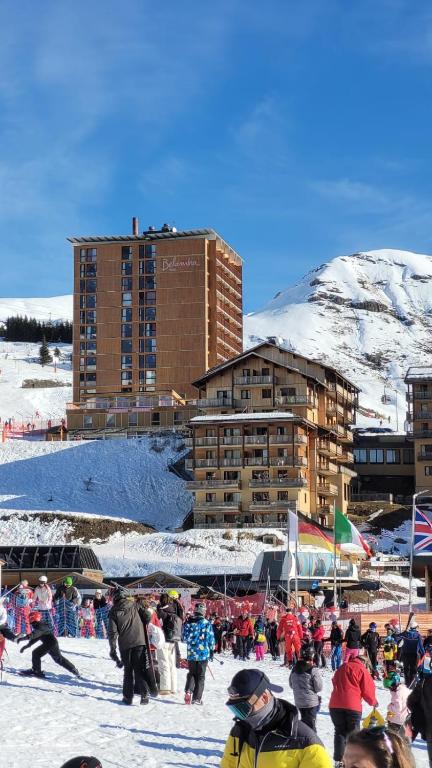 Appartement 6 personnes Deux chambres 40M2 Balcons 10M2 sur pistes Aucun vis a vis Piscine B301 appartement pied des pistes 6