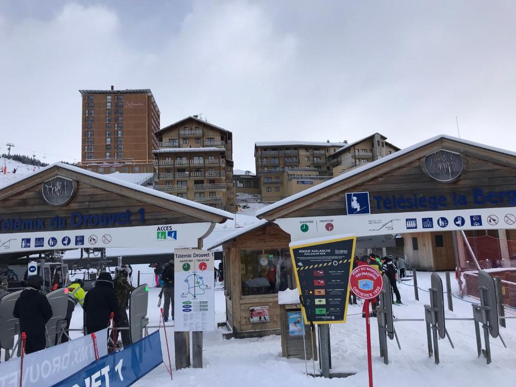 Appartement 6 personnes Deux chambres 40M2 Balcons 10M2 sur pistes Aucun vis a vis Piscine B301 appartement pied des pistes