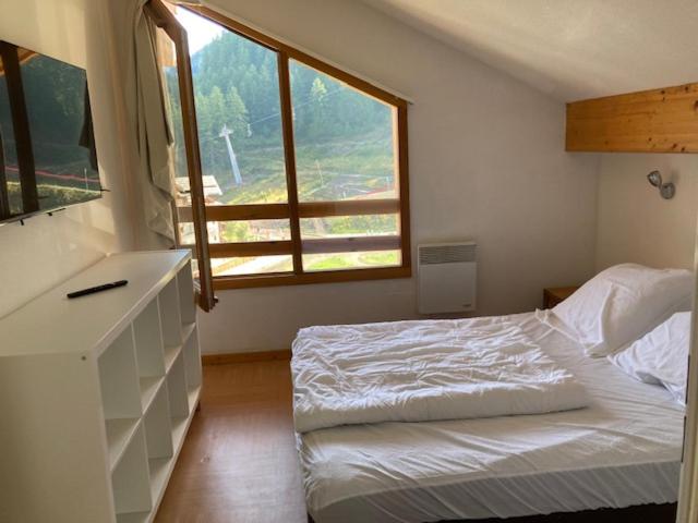 Appartement Duplex Les Orres 1800 pour 8 personnes aux pieds des pistes avec menage et une place de parking inclus appartement pied des pistes 1