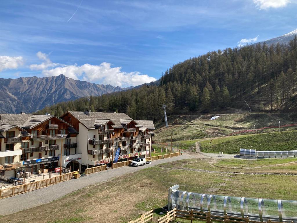 Appartement Duplex Les Orres 1800 pour 8 personnes aux pieds des pistes avec menage et une place de parking inclus appartement pied des pistes 18