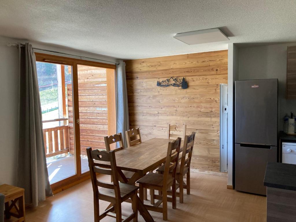 Appartement Duplex Les Orres 1800 pour 8 personnes aux pieds des pistes avec menage et une place de parking inclus appartement pied des pistes 3