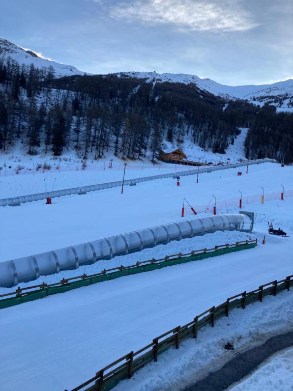 Appartement Duplex Les Orres 1800 pour 8 personnes aux pieds des pistes avec menage et une place de parking inclus appartement pied des pistes