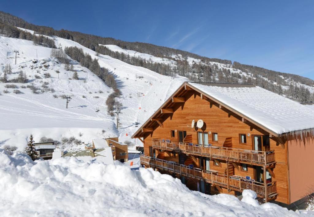 Appartement Vars sur les pistes de ski avec piscine appartement pied des pistes 15