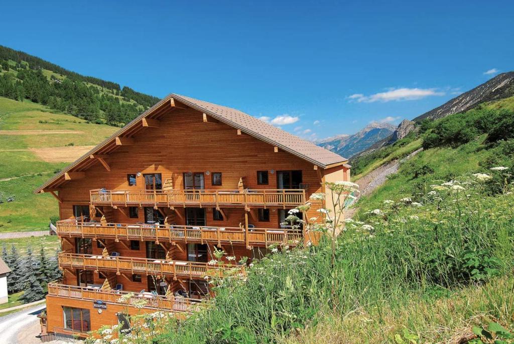 Appartement Vars sur les pistes de ski avec piscine appartement pied des pistes 17