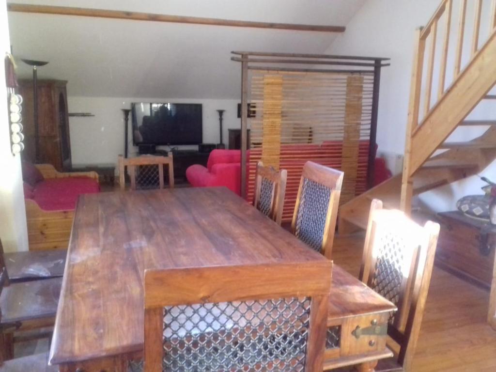 Appartement en loft 50m2 dans maison avec chambre en mezzanine et canapes lits dans salon appartement pied des pistes 1