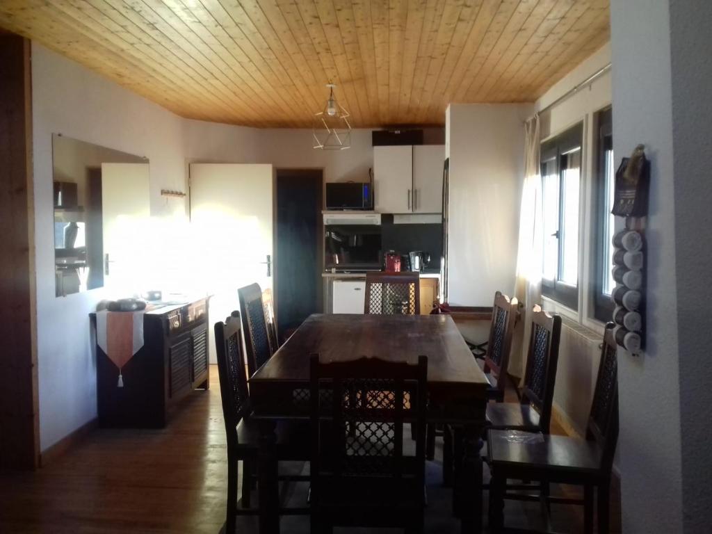 Appartement en loft 50m2 dans maison avec chambre en mezzanine et canapes lits dans salon appartement pied des pistes 3