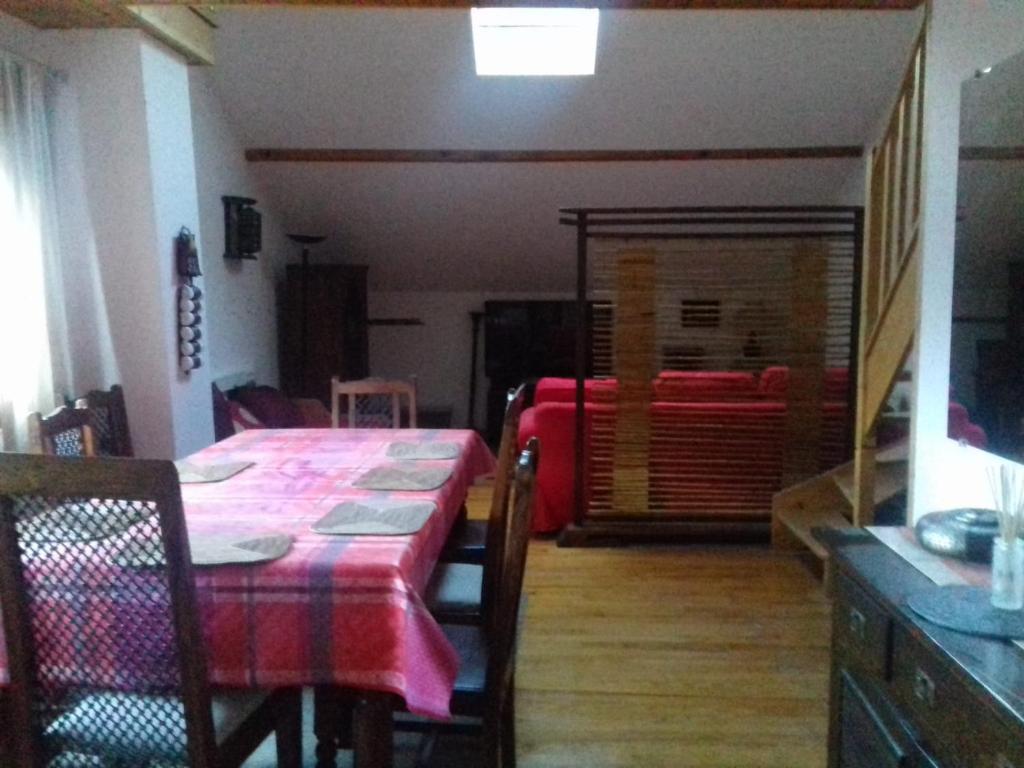 Appartement en loft 50m2 dans maison avec chambre en mezzanine et canapes lits dans salon appartement pied des pistes