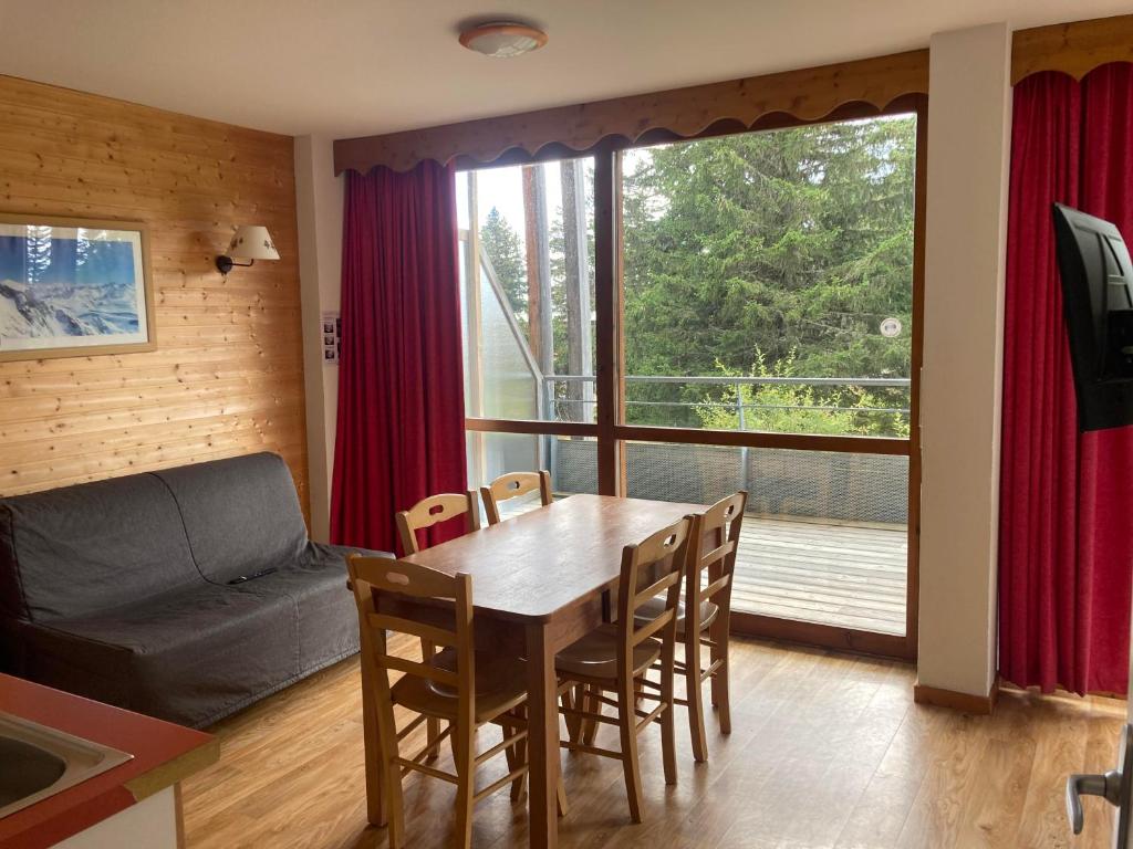Appartement pied des pistes terrasse wifi et parking appartement pied des pistes 1